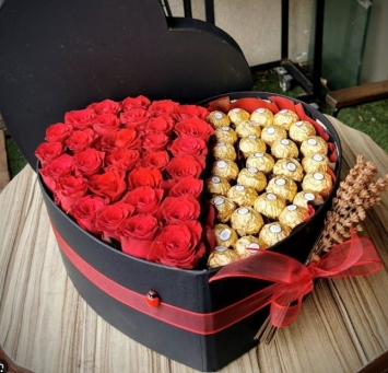 Kalpte Çikolata ve Güller